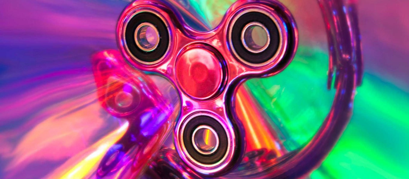 Βίντεο: Σκύλος παίζει με... «fidget spinner»